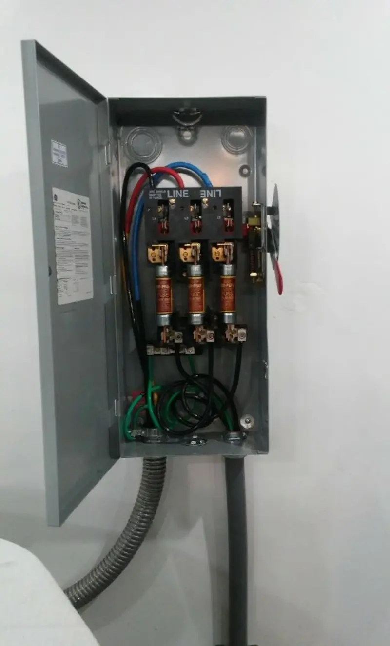 Three-phase disconnect switch installed for Smoke Detector Installation in Pontiac